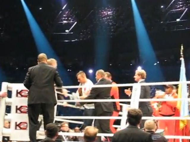 Перед боєм Кличко-Вах на ринг вибіг активіст Greenpeace (Відео) Перед боєм Кличко-Вах на ринг вибіг активіст Greenpeace (Відео)