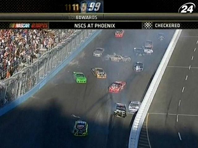 NASCAR: Джимми Джонсон потерял первую строчку общего зачета