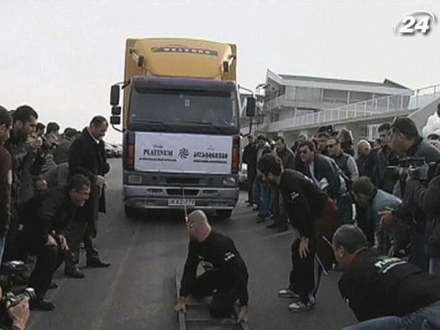 Грузинский силач ухом протащил 8-тонный грузовик