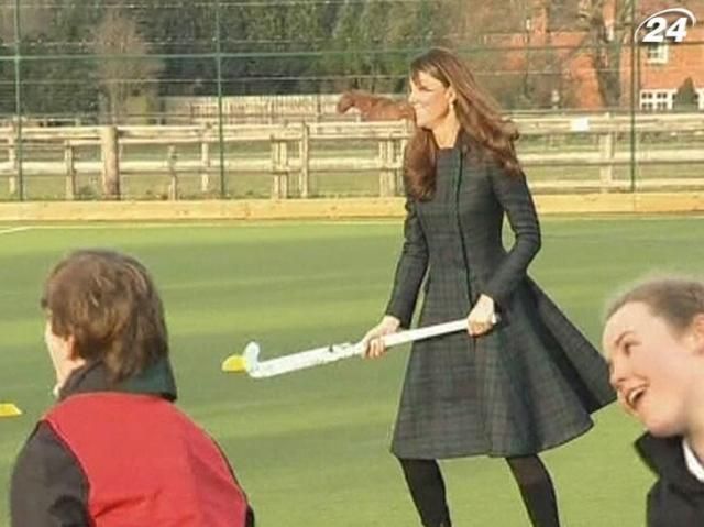 Герцогиня Кембриджская на каблуках играла в хоккей