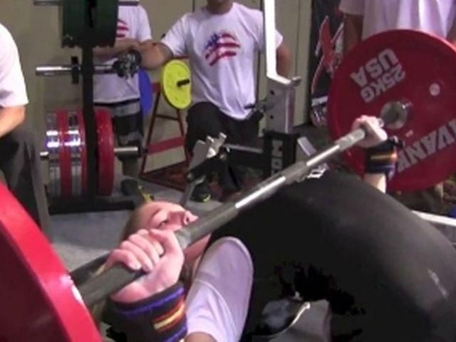 13-летняя россиянка подняла 90-килограммовую штангу в позиции йоги (Видео) 13-летняя россиянка подняла 90-килограммовую штангу в позиции йоги (Видео)