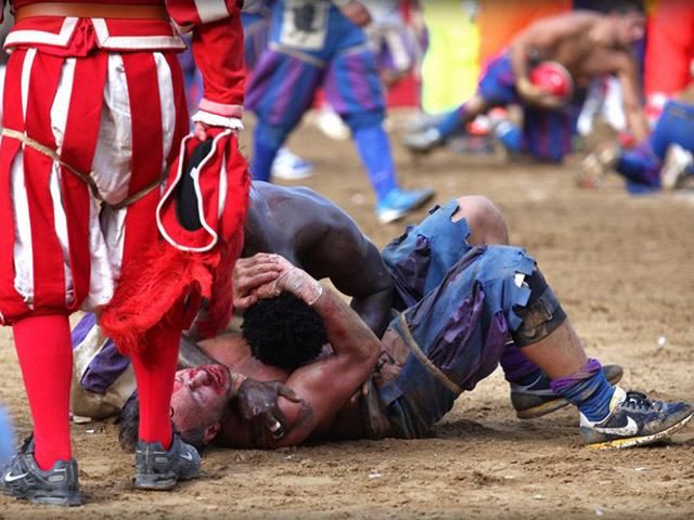 Исторический футбол для настоящих мужчин (Фото) Исторический футбол для настоящих мужчин (Фото)