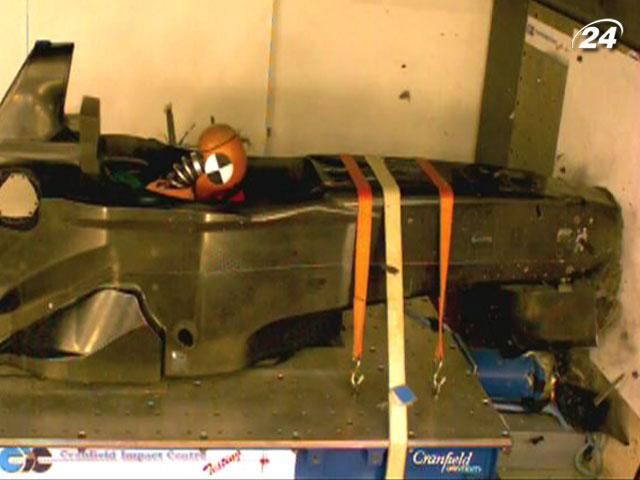 Боліди Ferrari і Mercedes пройшли креш-тести Боліди Ferrari і Mercedes пройшли креш-тести