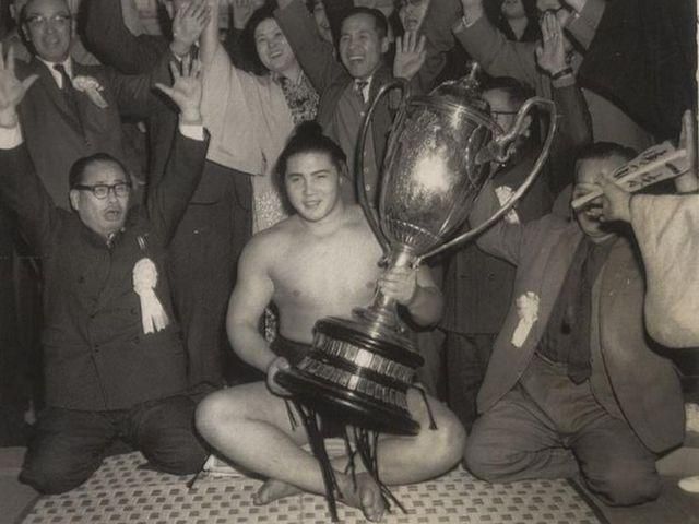 У Японії помер чемпіон з сумо, батько якого був українцем У Японії помер чемпіон з сумо, батько якого був українцем