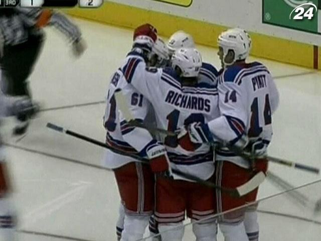 Команда Федотенко открывает счет победам в новом сезоне NHL