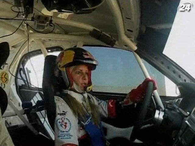 Ралійна гонщиця Бурку Кетінкаї потрапила в аварію Ралійна гонщиця Бурку Кетінкаї потрапила в аварію