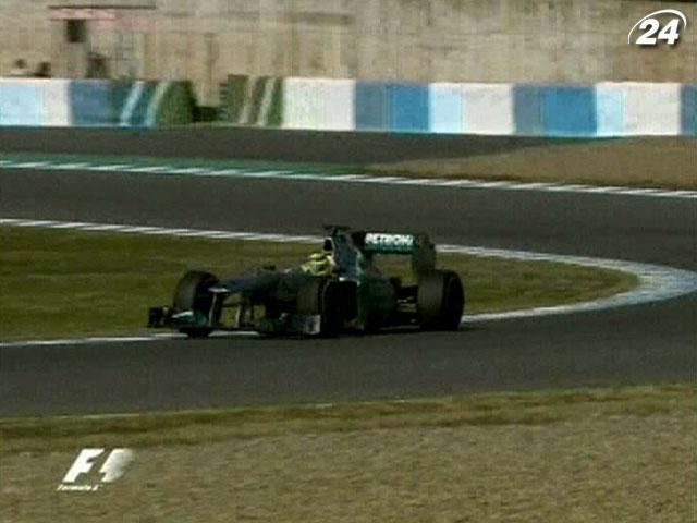 Mercedes уточнил график работы пилотов на тестах Mercedes уточнил график работы пилотов на тестах