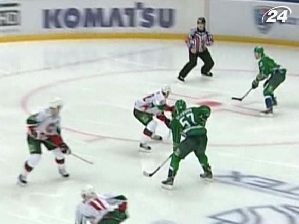 Хоккей: "Салават Юлаев" забросил 5 безответных шайб "Ак Барсу"