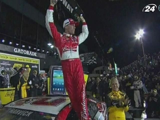 NASCAR: Кевін Харвік втретє виграв дебютну гонку сезону