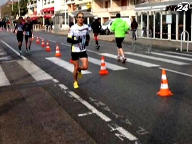 Пілот Формули-1 Дженсон Баттон взяв участь у напівмарафоні Пілот Формули-1 Дженсон Баттон взяв участь у напівмарафоні