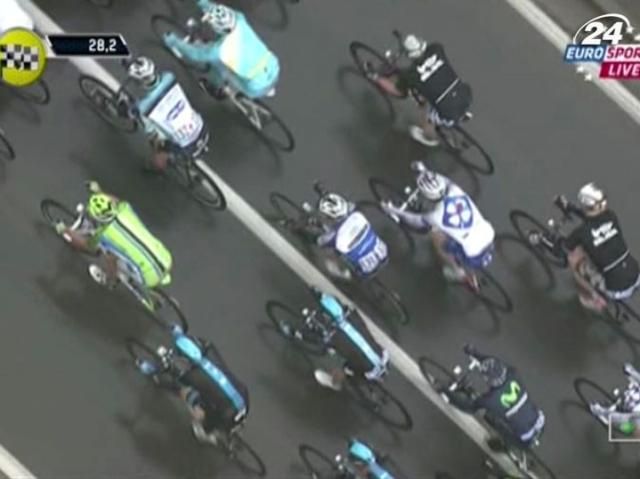 Велосипедисты 5 часов соревновались под дождем итальянской многодневки Велосипедисты 5 часов соревновались под дождем итальянской многодневки