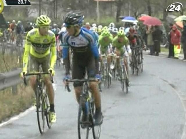 Велосипедистам в Италии снова пришлось мокнуть в течение этапа