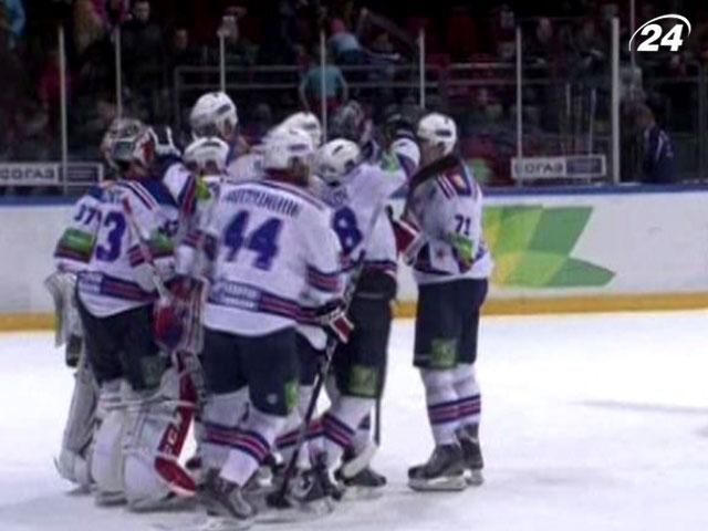 Кубок Гагарина: Хоккеисты "Динамо" и СКА празднуют победы Кубок Гагарина: Хоккеисты "Динамо" и СКА празднуют победы