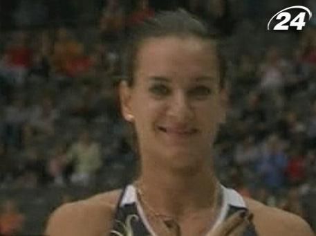 Елена Исинбаева возвращается в сектор для прыжков с шестом Елена Исинбаева возвращается в сектор для прыжков с шестом