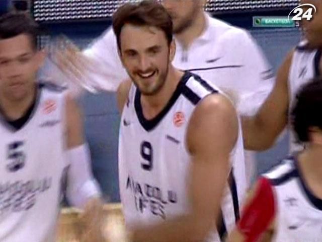 Баскетболисты "Эфеса" спасли серию против "Олимпиакоса"