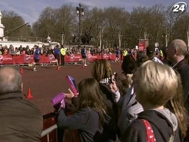 Участники забега в Лондоне почтили память жертв бостонского марафона