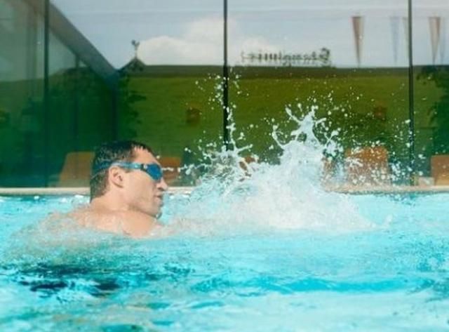 Володимир Кличко тренується під водою (Відео)