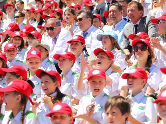 Янукович подивився в "Артеку" футбол (Фото) Янукович подивився в "Артеку" футбол (Фото)