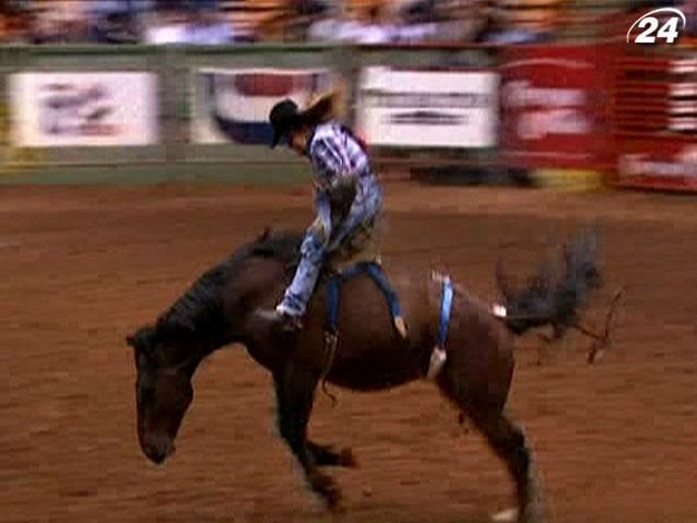 Шесть секунд адреналина на диком коне: ковбой родео без седла (Видео)
