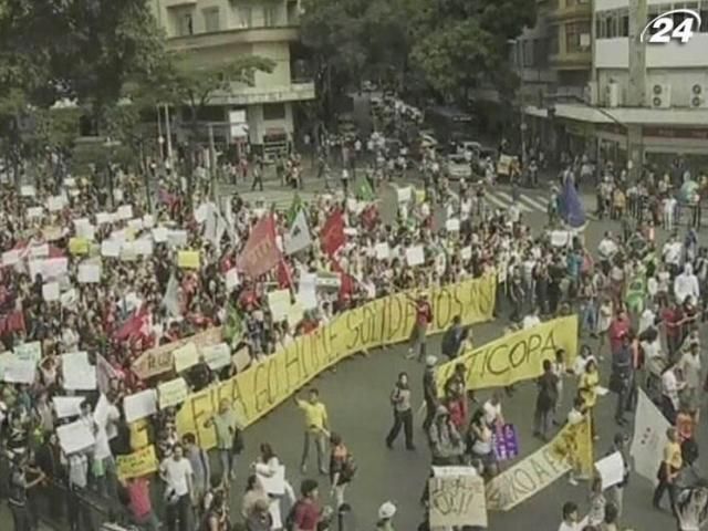 220 тысяч бразильцев протестовали против футбола и Олимпиады