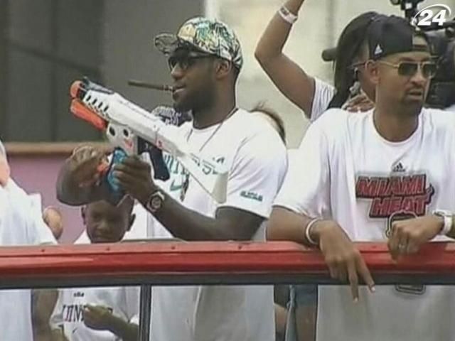 400 тысяч фанов приветствовали баскетболистов "Майами" на чемпионском параде 400 тысяч фанов приветствовали баскетболистов "Майами" на чемпионском параде