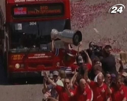 Chicago Blackhawks влаштувала чемпіонський парад Chicago Blackhawks влаштувала чемпіонський парад