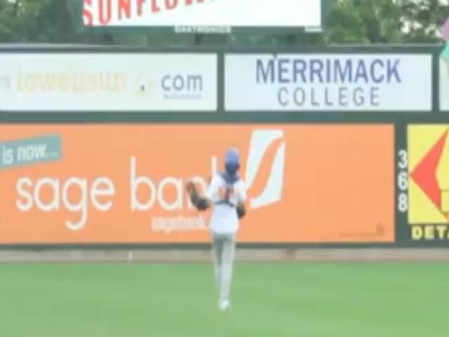 Мужчина поймал мяч, который упал с более 300 метров Мужчина поймал мяч, который упал с более 300 метров