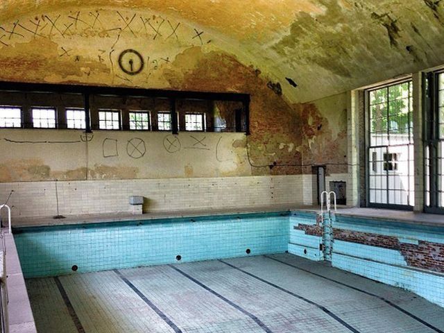 Напіврозвалені закинуті Олімпійські об'єкти Напіврозвалені закинуті Олімпійські об'єкти