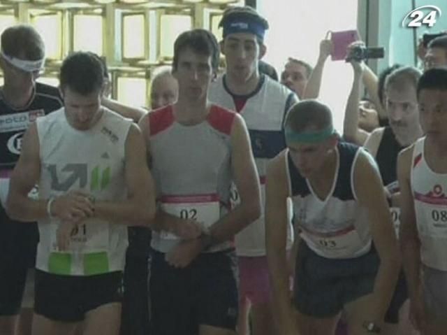 В Китае провели первый в истории вертикальный забег В Китае провели первый в истории вертикальный забег