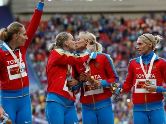 Российские спортсменки шокировали страстным поцелуем