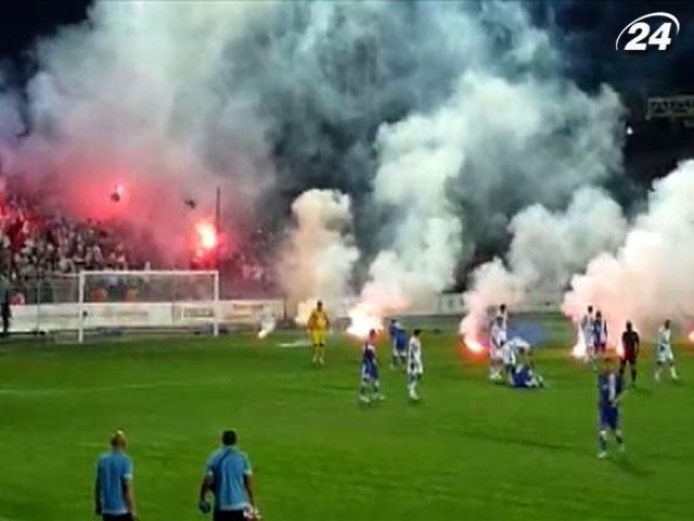 Футбольные фанаты "Севастополя" забросали файерами стадион