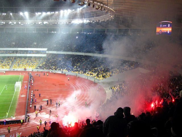 Через фаєри на "Олімпійському" ФІФА відкрила проти України ще одну справу Через фаєри на "Олімпійському" ФІФА відкрила проти України ще одну справу