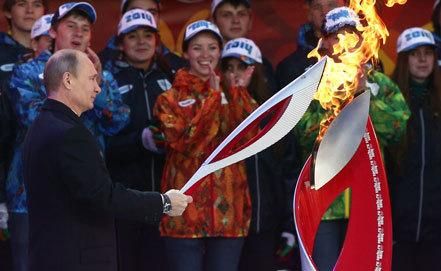 Олімпійський вогонь почав подорож по Росії. Дивитись онлайн