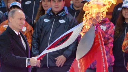 У Москві вдруге погас олімпійський вогонь: тепер запалювали довго (Відео)