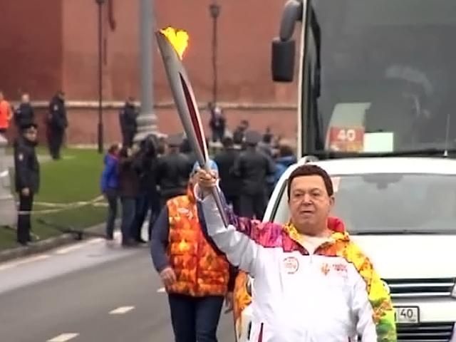 Кобзон пробігся з олімпійським факелом (Фото)