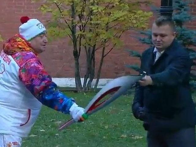 За два дня в Москве олимпийский огонь погас четыре раза (Видео) За два дня в Москве олимпийский огонь погас четыре раза (Видео)