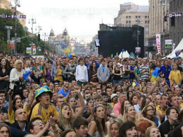 Фан зона для перегляду матчу Україна-Польща від Футбол 24 та Радіо Люкс ФМ! Фан зона для перегляду матчу Україна-Польща від Футбол 24 та Радіо Люкс ФМ!