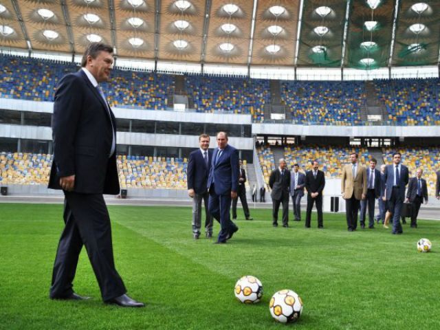 Янукович поздравил национальную сборную по футболу с победой
