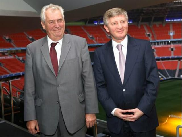 Президент Чехії приміряв форму "Шахтаря" (Фото) Президент Чехії приміряв форму "Шахтаря" (Фото)