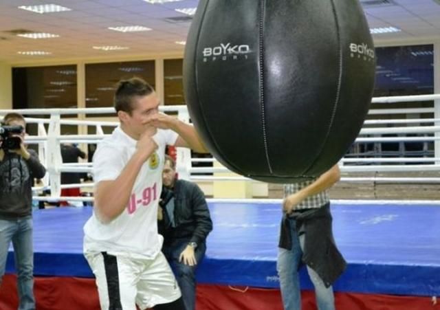 Усик і Узєлков провели відкрите тренування (Фото) Усик і Узєлков провели відкрите тренування (Фото)