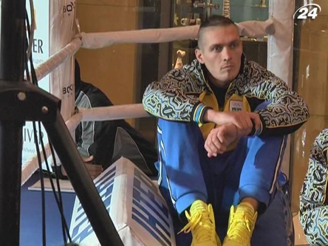 Усик із суперником провів відкрите тренування перед суботнім дебютом (Відео) Усик із суперником провів відкрите тренування перед суботнім дебютом (Відео)