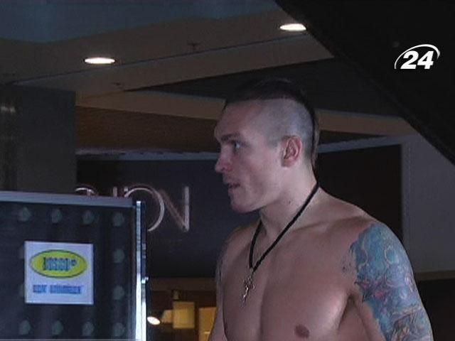 Усик прошел официальную процедуру взвешивания Усик прошел официальную процедуру взвешивания