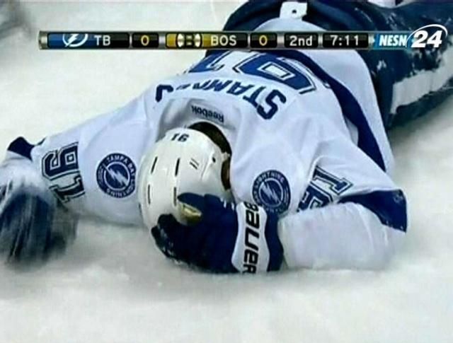 Зірка NHL зламав ногу об стійку воріт
