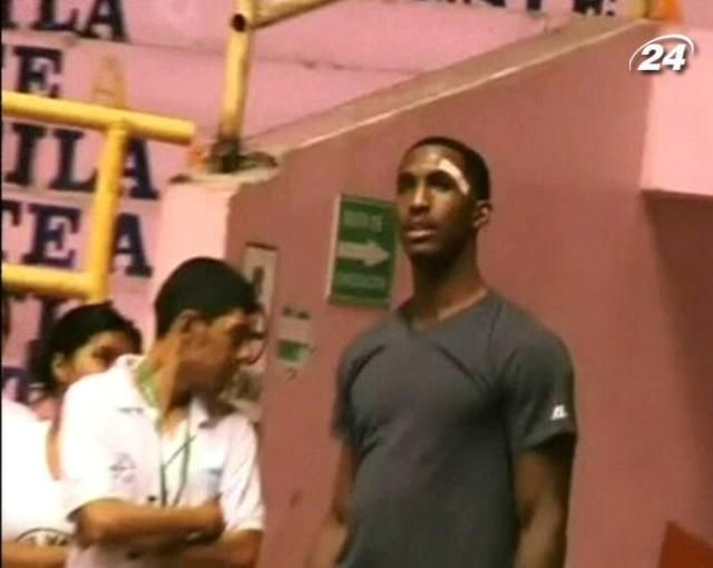 Во время шоу-программы на баскетболиста упал щит Во время шоу-программы на баскетболиста упал щит