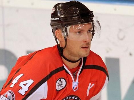 Украинский хоккеист подрался с пьяным одноклубником (Видео) Украинский хоккеист подрался с пьяным одноклубником (Видео)