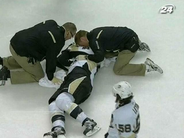 NHL. Защитник "Питтсбурга" покинул площадку на носилках NHL. Защитник "Питтсбурга" покинул площадку на носилках