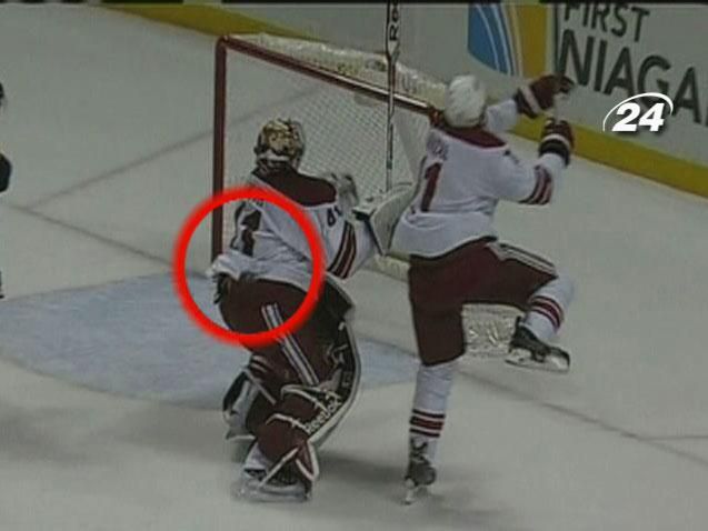 NHL. Голкипер "Финикса" "завез" шайбу к воротам в штанах NHL. Голкипер "Финикса" "завез" шайбу к воротам в штанах