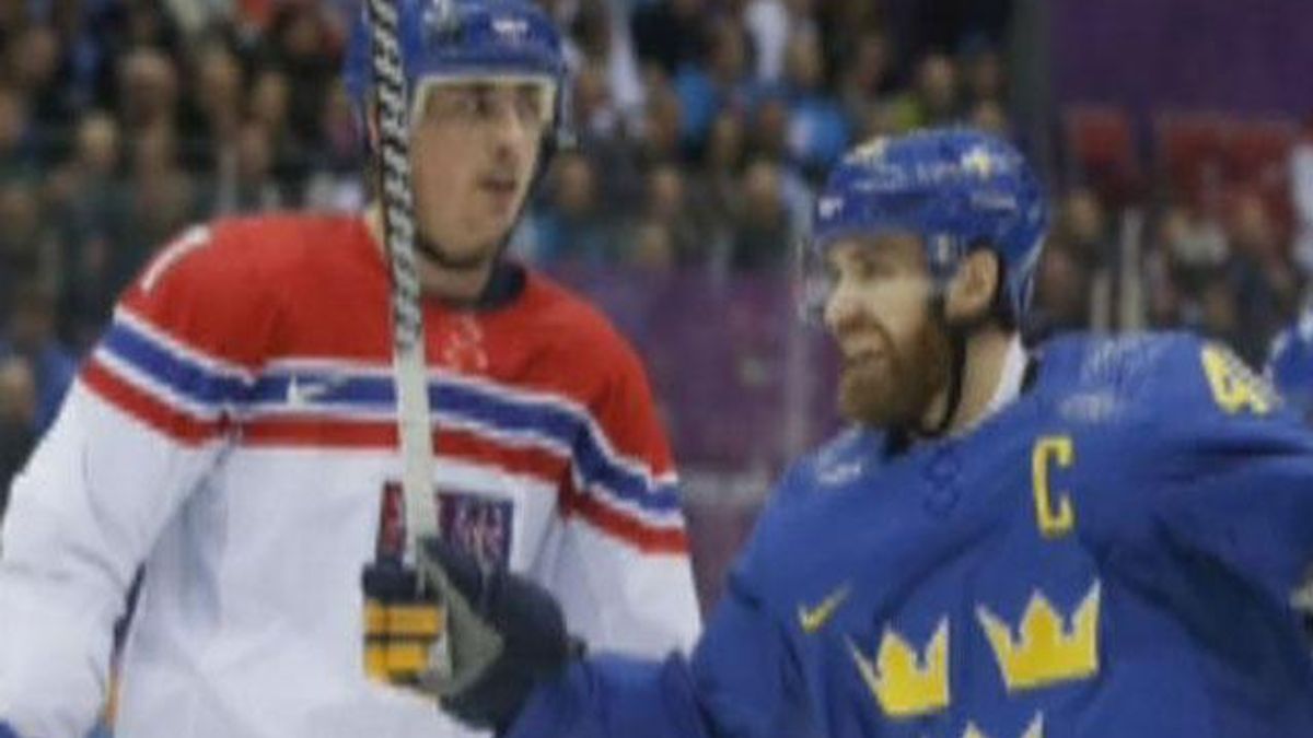 Хокейний турнір стартував перемогою шведів над чехами
