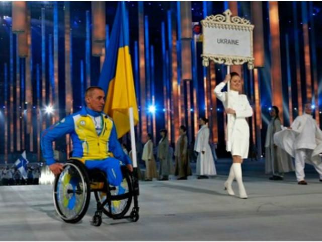 Украинские паралимпийцы закрывают медали рукой во время награждения в знак протеста
