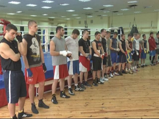 Бокс. "Украинские атаманы" готовятся к выезду в Москву Бокс. "Украинские атаманы" готовятся к выезду в Москву